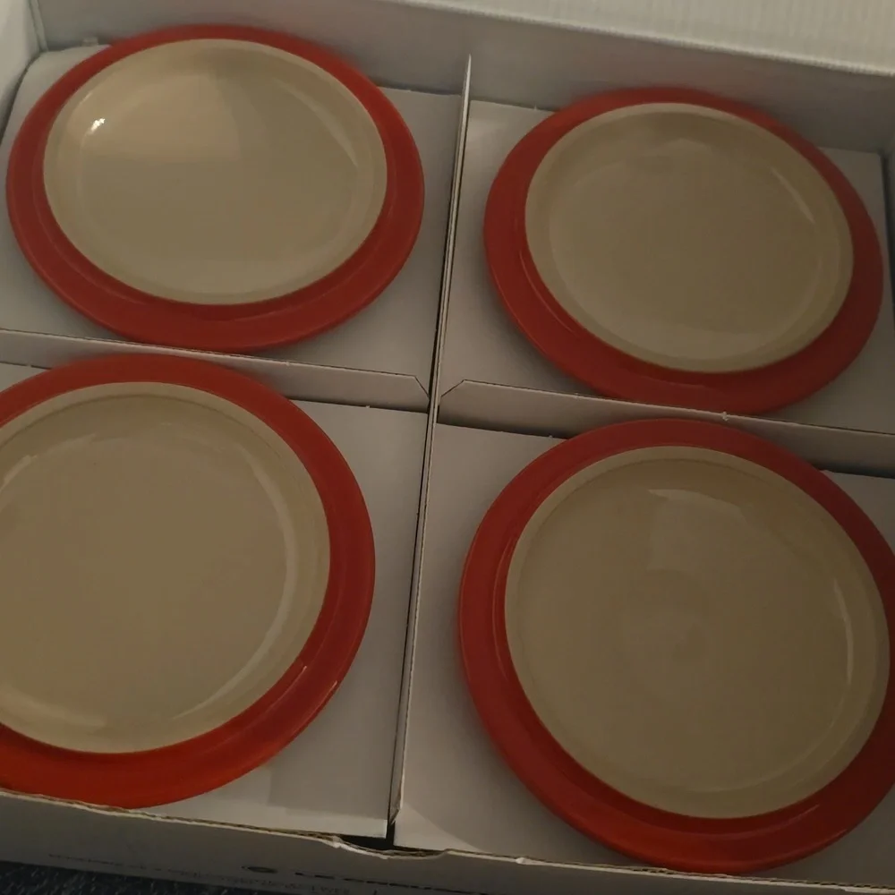 Le Creuset Signature 8 oz. Petite Cocottes with Cookbook,Set of 4,Retail $143.95